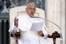 　ローマ教皇フランシスコは、同性愛者に対する差別的表現を使用したと報じられている件について、嫌悪表現をする意図はなく、傷付けた人に謝罪すると述べた。バチカン（ローマ教皇庁）が５月２８日明らかにした。２２日、バチカンで撮影（２０２４年　ロイター/Guglielmo Mangiapane）