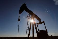 アジア時間の原油先物は上昇。６月２日に開催される石油輸出国機構（ＯＰＥＣ）とロシアなど非加盟産油国で構成する「ＯＰＥＣプラス」の会合で減産が継続される見通しや、夏の需要ピーク期到来で燃料消費が増加する見通しに支援されている。２０１９年１１月、米テキサス州ラビング郡で撮影（２０２４年　ロイター/Angus Mordant）