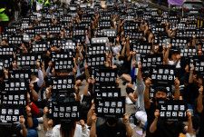 　韓国サムスン電子の労働組合はストライキを実施すると宣言した。抗議活動としてまず６月７日に年次休暇を取得するよう組合員に伝えた。労組幹部が２９日に会見で明らかにした。写真は「労働者を尊重せよ」というスローガンを掲げる組合員。ソウルの同社建物前で２４日撮影（２０２４年　ロイター/Kim Soo-hyeon）