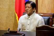 ５月２９日、フィリピンのマルコス大統領（写真）は、中国海警局が中国領海に違法侵入した疑いのある外国人の身柄拘束を明記した法令を公表したことについて、エスカレートしており「懸念すべきこと」と述べた。マニラで３月代表撮影（２０２４年　ロイター）