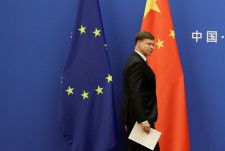 　欧州連合（ＥＵ）欧州委員会は中国製電気自動車（ＥＶ）関税に関する決定について、６月６─９日の日程で実施する欧州議会選が終わるまで先送りする。写真は欧州委のドンブロウスキス副委員長。昨年９月、北京で撮影（２０２４年　ロイター/Florence Lo）