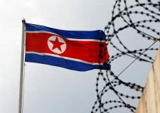 国連安全保障理事会は３１日、北朝鮮による新たな軍事偵察衛星の打ち上げを巡り緊急会合を開催する。写真は北朝鮮の国旗。クアラルンプールで２０１７年３月撮影（２０２４年　ロイター／Edgar Su）
