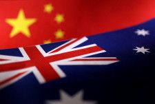 　オーストラリアのワット農業相は３０日、牛肉生産を手掛ける国内主要５業者に対する輸入禁止措置を中国が解除したと発表した。写真は両国の国旗。２０２２年７月撮影のイメージ写真（２０２４年　ロイター/Dado Ruvic/Illustration）