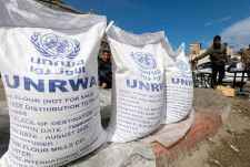 　国連は５月２９日、今月イスラエルがパレスチナ自治区ガザ南部ラファで軍事作戦を開始して以来、ガザに搬入される人道支援物資が約７割減少したと発表した。写真は国連パレスチナ難民救済事業機関（ＵＮＲＷＡ）からの支援物資の小麦粉。３月７日、ラファで撮影（２０２４年　ロイター/Mohammed Salem）