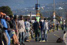国際労働機関（ＩＬＯ）は２９日、今年の世界失業率が昨年から０．１ポイント低下して４．９％になるとの予想を示した。写真は求職の列に並ぶ南アフリカ・ケープタウンの市民。４月１９日撮影（２０２４年　ロイター/Nic Bothma）