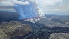 アイスランド南西部の火山が２９日に噴火し、溶岩が約５０メートル噴き上げられた。写真は５月２９日、レイキャネス半島で撮影（２０２４年　ロイター/Iceland Civil Protection/Handout via REUTERS）