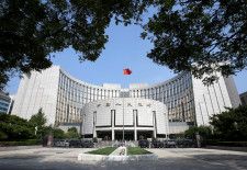 　５月３０日、中国人民銀行（中央銀行）は、現在の債券市場の変化と潜在的なリスクを注視しながら、必要に応じて国債を含む低リスクの債券を売却する方針を示した。写真は中国人民銀本部。２０１８年９月、北京で撮影（２０２４年　ロイター/Jason Lee）