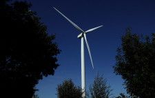 　５月３０日、主要なエネルギー消費部門における自然エネルギーへの世界的なシフトは、規制面の問題、政治的圧力、明確な目標の欠如により２０２３年に減速した。写真は風力発電タービン。昨年９月、英フロドシャムで撮影（２０２４年　ロイター/Phil Noble）