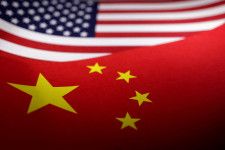 　米国のキャンベル国務副長官とファイナー大統領副補佐官（国家安全保障担当）は３０日、中国の馬朝旭外務次官とワシントンで会談した。写真は米国と中国の国旗。４月撮影（２０２４年　ロイター/Dado Ruvic）