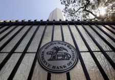 　インド準備銀行（中央銀行）は３０日発表した年次報告書（２０２３年４月―２４年３月）で、通貨ルピーの対ドルでの過度な変動を抑えて秩序ある値動きを確保するため、今年度に新しい手段を用いて「外国為替市場への介入手段を強化する」と表明した。写真はムンバイの同中銀本部で２０１６年２月撮影（２０２４年　ロイター/Danish Siddiqui）