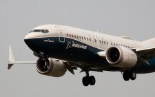 　米連邦航空局（ＦＡＡ）のウィテカー長官は３０日、米航空機大手ボーイングの小型旅客機「７３７ＭＡＸ」について、安全性に関わる問題への対応が進められる中、すぐには増産を認めない方針を示した。写真は７３７ＭＡＸ７。シアトルのキング郡国際空港（ボーイング・フィールド）で２０２０年９月撮影（２０２４年　ロイター/Lindsey Wasson）