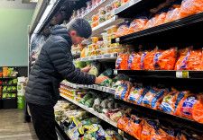 米商務省が２６日発表した４月の個人消費支出（ＰＣＥ）価格指数は、前年比２.７％上昇し３月から横ばいとなった。シカゴのスーパーマーケットで２０２２年撮影。（２０２４年　ロイター/Jim Vondruska）