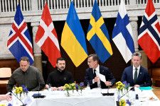 ウクライナのゼレンスキー大統領（左２番目）は３１日、スウェーデン、ノルウェーと相次いで長期安全保障協定を締結した。（２０２４年　ロイター/TT News Agency/Fredrik Sandberg）