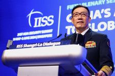 　中国の董軍国防相は２日、シンガポールで開催中のアジア安全保障会議（シャングリラ会合）で演説した。台湾との平和的な「統一」の見通しは台湾の分離主義者や外国勢力によってますます「侵食」されていると指摘し、台湾の独立を断固阻止する考えを示した。２日撮影（２０２４年　ロイター／Edgar Su）