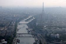 ５月３１日、    Ｓ＆Ｐグローバル・レーティングはフランス国債の格付けを「ＡＡ」から「ＡＡ−」に引き下げた。パリで２０２３年６月撮影（２０２４年　ロイター/Stephanie Lecocq）