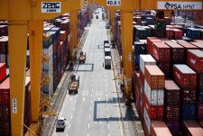 ６月１日、  韓国産業通商資源省が発表した５月の貿易統計によると、輸出は前年同月比１１．７％増の５８１億５０００万ドルと、１年１０カ月ぶりの高水準となった。釜山新港で２０２１年７月撮影（２０２４年　ロイター/Kim Hong-Ji）