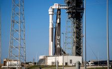 ６月２日、    米航空宇宙大手ボーイングと米航空宇宙局（ＮＡＳＡ）は、前日に中止した新型宇宙船「スターライナー」の初めての有人飛行試験について、６月５日に打ち上げる準備を進めていると発表した。写真は５月３１日、ケネディ宇宙センターで打ち上げに備えるスターライナー（２０２４年　ロイター/Joe Skipper）