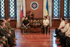 ウクライナのゼレンスキー大統領は３日、フィリピンのマルコス大統領とマニラで会談し、ロシアの侵攻を巡るフィリピンの支持と「明確な立場」に謝意を示した。マニラで３日撮影（２０２４年　ロイター）