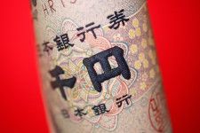 　６月３日、  約１年半ぶりとなった日本政府の為替介入は、ドル高への不満を高める各国の声を日本がくみ取り、投機筋に隙を突かせない舞台回しを準備していたところに起きた。写真は円紙幣。２０２２年６月撮影（２０２４年　ロイター/Florence Lo）