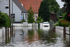 ６月３日、ドイツのショルツ首相は集中豪雨と洪水に見舞われた南部の被災地を訪れ、政府の緊急災害対応チームと軍の部隊を派遣しつつあると述べた上で「われわれは人間が作り出した気候変動を止める仕事を決してなおざりにしてはならない」と訴えた。独インゴルシュタット近郊の浸水現場で同日撮影（２０２４年　ロイター/Angelika Warmuth）