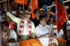 ４月から続いたインド総選挙は４日に開票される。世論調査によると、インド人民党（ＢＪＰ）を中心とする与党連合が圧勝し、モディ首相の３期目が有力な情勢だ。写真は５月２８日、コルカタで撮影（２０２４年　ロイター/Sahiba Chawdhary）