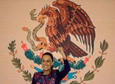 ６月３日、クラウディア・シェインバウム氏は、メキシコ大統領に選出された初の女性として歴史に名を刻んだ。写真は同日、メキシコ市で支持者に応える同氏（２０２４年　ロイター/Raquel Cunha）