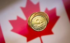 カナダ銀行（ＢＯＣ、中央銀行）は５日、政策金利である翌日物金利の誘導目標を０．２５％ポイント引き下げ４．７５％とした。２０１５年１月撮影（２０２４年　ロイター/Mark Blinch）