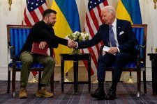　バイデン米大統領は７日、パリでウクライナのゼレンスキー大統領と会談した。議会での対立で対ウクライナ支援の実施が遅れたことを謝罪し、２億２５００万ドルの追加軍事支援を表明した。（２０２４年　ロイター／Elizabeth Frantz ）