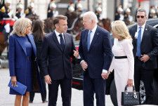 　バイデン米大統領（写真中央右）は８日、フランスのマクロン大統領（同中央左）とパリで会談し、中東やウクライナを巡る情勢について協議した。パリで代表撮影（２０２４年　ロイター）