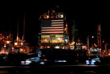 　６月１０日、米カリフォルニア州のボンタ司法長官は、石油関連５社・団体が気候変動への影響を巡り消費者を欺いているとして、利益の放棄を求めた。写真は米カリフォルニア州にある米国旗をかかげた製油所。２０２２年３月撮影（２０２４　ロイター／Bing Guan）