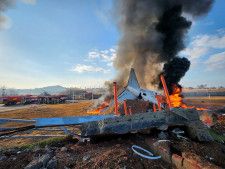 韓国 旅客機が着陸失敗し炎上47人死亡 滑走路外れ壁に衝突(テレ朝news) - goo ニュース