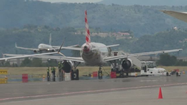 イタリア・ベルガモの空港で男性がエンジンに吸い込まれ死亡　機体に突進、制止できず（字幕・9日）