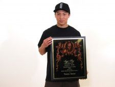 井上尚弥が米国ニューヨークの表彰式から帰国した。2023年の年間最優秀選手「シュガーレイロビンソン賞」の盾を披露