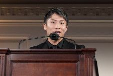 全米ボクシング記者協会の表彰式でスピーチをした井上尚弥(写真提供・大橋ジム）