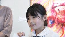 「サルの作品が好きです」来場者1万人目は小学4年生　自閉症のアーティスト石村嘉成さんの「生きものバンザイ！」