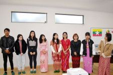 ＜知っとるね＞みやき町で「世界の輪」　留学生がミャンマー文化紹介