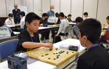 全国切符懸け　盤上で頭脳戦　佐賀新聞社で小中高生囲碁大会、35人出場