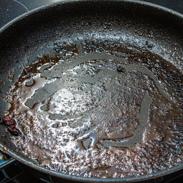 「フライパン」のギトギト油を“洗剤なしで落とす”目からウロコのワザ「スポンジも不要」「すごい！」