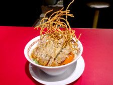 新宿『Ramen Deniro(ラーメン デニーロ)』。辛味と旨味のバランスが絶妙なこだわり満載の濃厚排骨担々麺