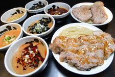 3種類のつけ汁がそろう上野『麺屋武蔵 武骨相傳』。驚きの巨大ローストポークや麺の増量、異なる味のつけ汁おかわりも