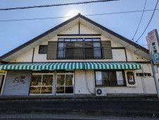 多摩湖畔の古き良き食堂『富士屋』で出合った、素朴な料理と会話の温もり