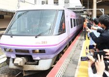 ばいばい！“スーパーやくも”　復刻カラー・紫色やくも車両が最終運行　鳥取・米子で見送り