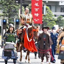 馬に乗り堂々と松江城に向かう堀尾吉晴役の鵜飼充章さん＝松江市殿町