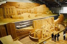 大作の砂像「ベルサイユ宮殿」（上）と「ナポレオンの戴冠式」（下）＝鳥取市福部町湯山、鳥取砂丘砂の美術館