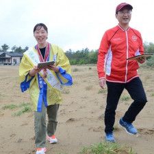 サンドＧＥＴだぜ！ 「ポケモンＧＯ」大好きな入江聖奈さん、平井知事と鳥取砂丘でルート巡り　散策キャンペーンＰＲ