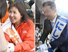 有権者と握手する亀井亜紀子候補（左）と錦織功政候補