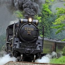 新緑のＪＲ山口線を走るＤ５１型蒸気機関車＝島根県津和野町名賀