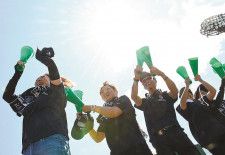 昨夏の島根大会で、炎天下の中、暑さ対策をして応援する保護者＝２０２３年７月、松江市営野球場