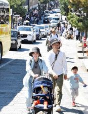 人や車で混雑　島根・鳥取の行楽地　開通した山陰道で楽々「アクアス」　リニューアルした記念館も盛況「水木しげるロード」