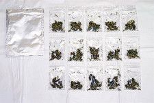 島根県警が２０２３年に押収した大麻を含有する植物片（島根県警提供）